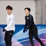 　公式練習で調整する鍵山優真（右）と佐藤駿＝ミラノ（共同）