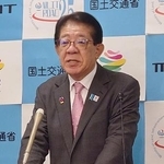 　日本郵便への処分通知の終了を発表する金子国交相＝１０日午前、国交省