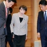 　閣議に臨む高市首相（中央）。左は木原官房長官、右は小泉防衛相＝１０日午前、首相官邸
