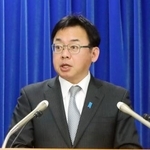 　記者会見する上野厚労相＝１０日午前、厚労省