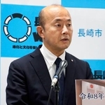 　記者会見する長崎市の鈴木史朗市長＝１０日午後、長崎市役所