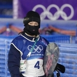 　男子ハーフパイプの公式練習を終え、引き揚げる平野歩夢＝８日、リビーニョ