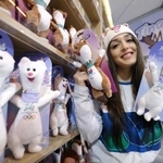 　ミラノ・コルティナ冬季五輪の公式ショップ「メガストア」で大会マスコットの「ティナ」（右）と「ミロ」のぬいぐるみを手にするスタッフ＝２０２５年１２月、ミラノ（共同）