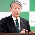 　記者会見する原子力規制委員会の山中伸介委員長＝１０日午後、東京都港区