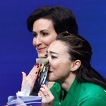 　アイスダンス・ＲＤの演技を終え、キスアンドクライで亡き兄クリスさんの写真を掲げるアリソン・リード＝ミラノ（共同）