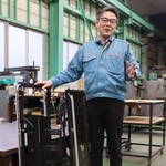 　スケルトンのそりの試作品を手に取材に応じる宮脇製作所の宮脇哲也専務＝１月、長野県駒ケ根市