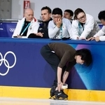 　練習中に靴をテープで巻く三浦佳生＝ミラノ（共同）