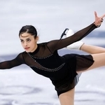 　フィギュアスケートの公式練習で調整するカナダのマデリン・シザス＝ミラノ（共同）