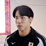 　羽田空港で取材に応じる柔道男子６６キロ級の武岡毅＝１０日