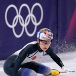 　女子５００メートル予選　転倒する金井莉佳＝ミラノ（共同）