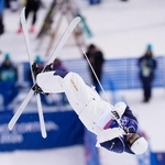 　男子モーグル予選　第２エアを決める堀島行真＝リビーニョ（共同）