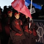 　ミラノ・コルティナ冬季五輪の開会式で、旗手を務めるカナダのミカエル・キングズベリー（中央）＝６日、イタリア・リビーニョ