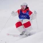 　男子モーグル予選　コブを攻めるミカエル・キングズベリー＝リビーニョ（共同）