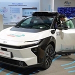 　「中国国際輸入博覧会」のトヨタのブースで展示された、中国の小馬智行（ポニー・エーアイ）と共同開発したロボタクシー＝２０２５年１１月、中国上海市（共同）