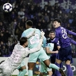 　広島-ジョホール・ダルル・タクジム　後半、ヘディングで自身２点目のゴールを決める広島・鈴木＝Ｅピース