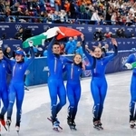 　混合リレーで金メダルを獲得し喜ぶイタリアチーム＝ミラノ（共同）