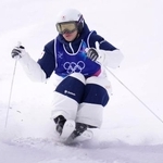 　男子モーグル予選　コブを攻める堀島行真＝リビーニョ（共同）