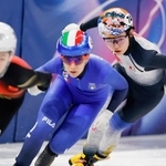 　女子５００メートル予選　滑走する金井莉佳（右）＝ミラノ（共同）