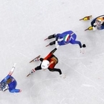 　女子５００メートル予選　滑走する金井莉佳（上）＝ミラノ（共同）