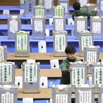 　衆院選の開票作業のため、運び込まれた投票箱＝８日、東京都内