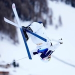 　女子モーグル予選　第２エアを決める冨高日向子＝リビーニョ（共同）