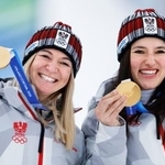 　女子団体複合で金メダルを獲得したオーストリアＢのアリアネ・レドラー（左）とカタリナ・フーバー＝コルティナダンペッツォ（共同）