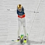 　混合団体　２回目の飛躍で着地を決める丸山希＝プレダッツォ（共同）