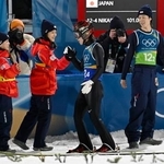 　混合団体　２回目の飛躍を終え、丸山希（左から２人目）らとタッチを交わす二階堂蓮＝プレダッツォ（共同）