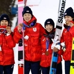 　混合団体で銅メダルを獲得し、笑顔を見せる（左から）丸山希、小林陵侑、高梨沙羅、二階堂蓮＝プレダッツォ（共同）