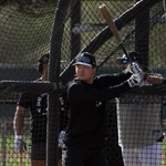 　打撃練習をする村上宗隆＝１０日、グレンデール（イマジンイメージズ・ロイター＝共同）