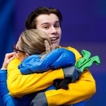 　男子ＳＰの得点を確認し、喜ぶキリロ・マルサク＝ミラノ（共同）