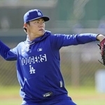 　キャッチボールするドジャース・山本＝グレンデール（共同）