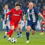 　ヘルタ戦で競り合うフライブルクの鈴木唯（左）＝ベルリン（共同）