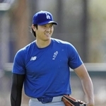 　キャッチボールの合間に笑顔を見せるドジャース・大谷＝グレンデール（共同）