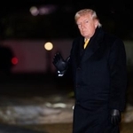 　米ワシントンのホワイトハウス付近を歩くトランプ大統領＝９日（ゲッティ＝共同）