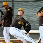 　ブルペンで投球練習するパドレス・松井＝ピオリア（共同）