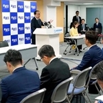 　中道改革連合の議員総会で発言する野田共同代表（中央）。左端は斉藤共同代表＝１１日午後、東京・永田町の党本部