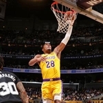 　スパーズ戦で攻めるレーカーズの八村（２８）＝ロサンゼルス（ＮＢＡＥ・ゲッティ＝共同）