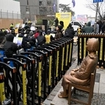 　慰安婦問題を象徴する少女像前で開かれた日本に謝罪を求める集会＝１１日、ソウル（共同）