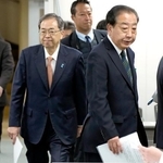 　中道改革連合の議員総会に臨む野田共同代表（右）と斉藤共同代表＝１１日午後、東京・永田町の党本部