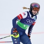 　アルペンスキー女子団体複合の後半回転でゴールした米国Ａのミカエラ・シフリン＝１０日、コルティナダンペッツォ（共同）