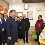 　宅配の配達員と面会する中国の習近平国家主席（左手前）＝１０日、北京（新華社＝共同）