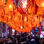 　長崎市で開かれている冬の風物詩「長崎ランタンフェスティバル」＝１１日夕