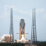 　新型の宇宙船「夢舟」を搭載し、打ち上げられるロケット「長征１０号」＝１１日、中国海南省文昌（新華社＝共同）