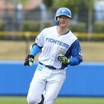 　楽天との練習試合で本塁打を放ち、笑顔で塁を回る日本ハム・清宮幸＝名護