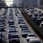 　北京市内を走る車＝１月（共同）