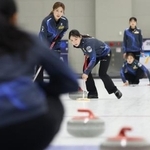 　練習するカーリング女子韓国代表「チーム５Ｇ」の選手ら＝１月２７日、韓国忠清北道（聯合＝共同）