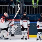 　日本-スウェーデン　第２ピリオド、３点目のゴールを奪われたＧＫ川口ら＝ミラノ（共同）