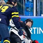 　日本-スウェーデン　第３ピリオド、競り合い倒される小山＝ミラノ（共同）