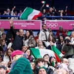 　フィギュアスケート会場で盛り上がる観客＝７日、イタリア・ミラノ（共同）